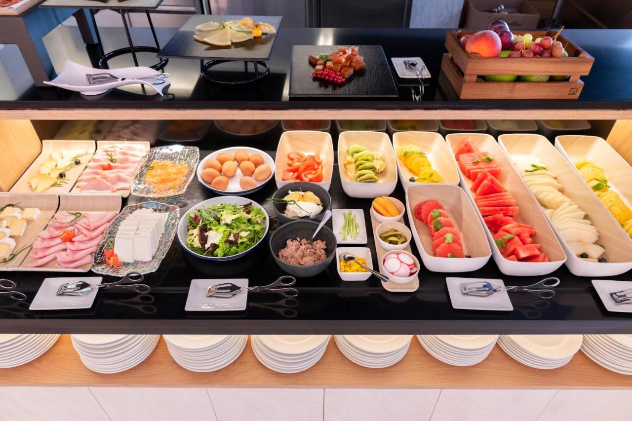 Eurostars Portico Alicante Bagian luar foto A buffet at a hotel