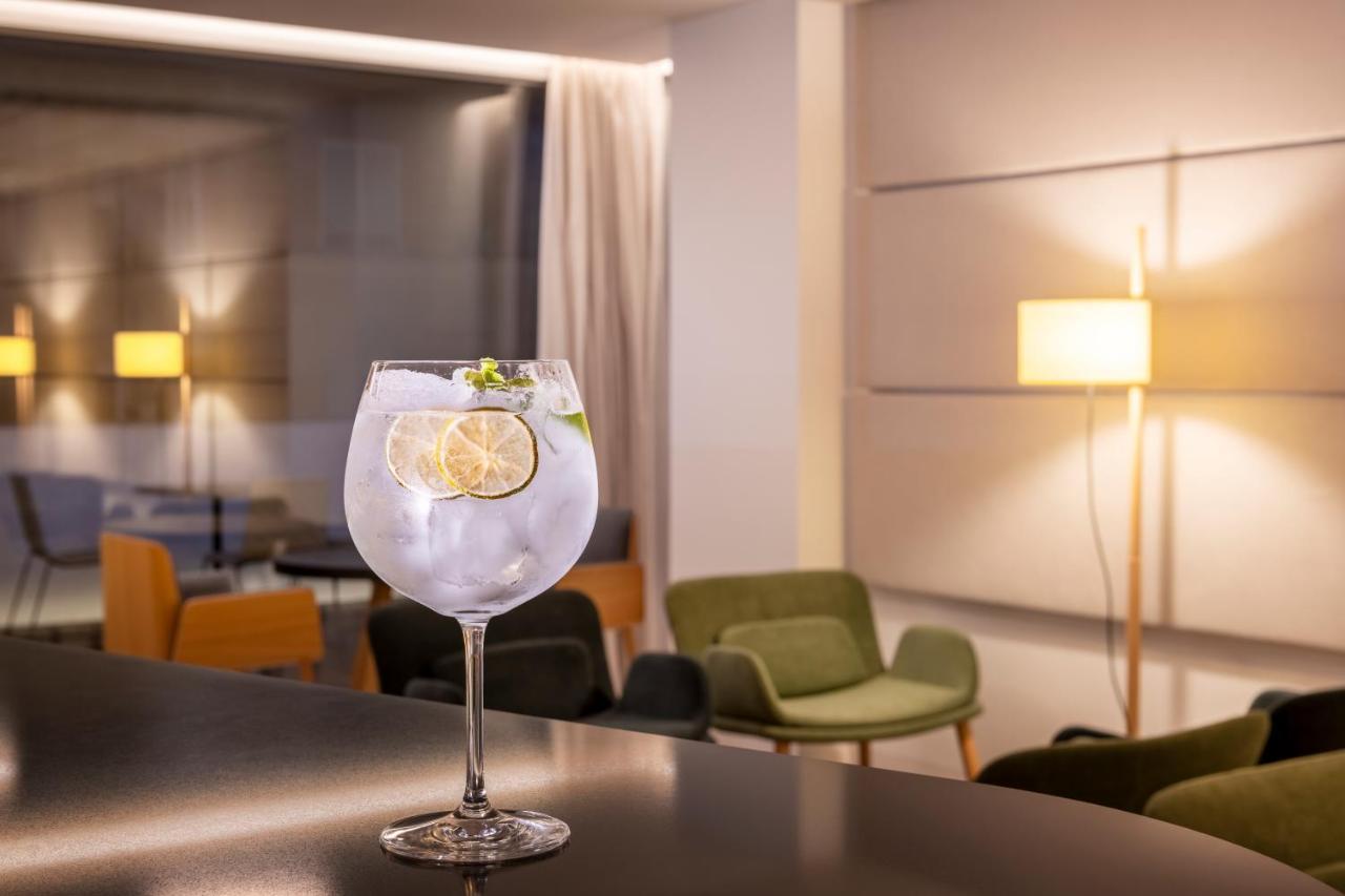 Eurostars Portico Alicante Bagian luar foto A glass of G'Vine Floraison with tonic water