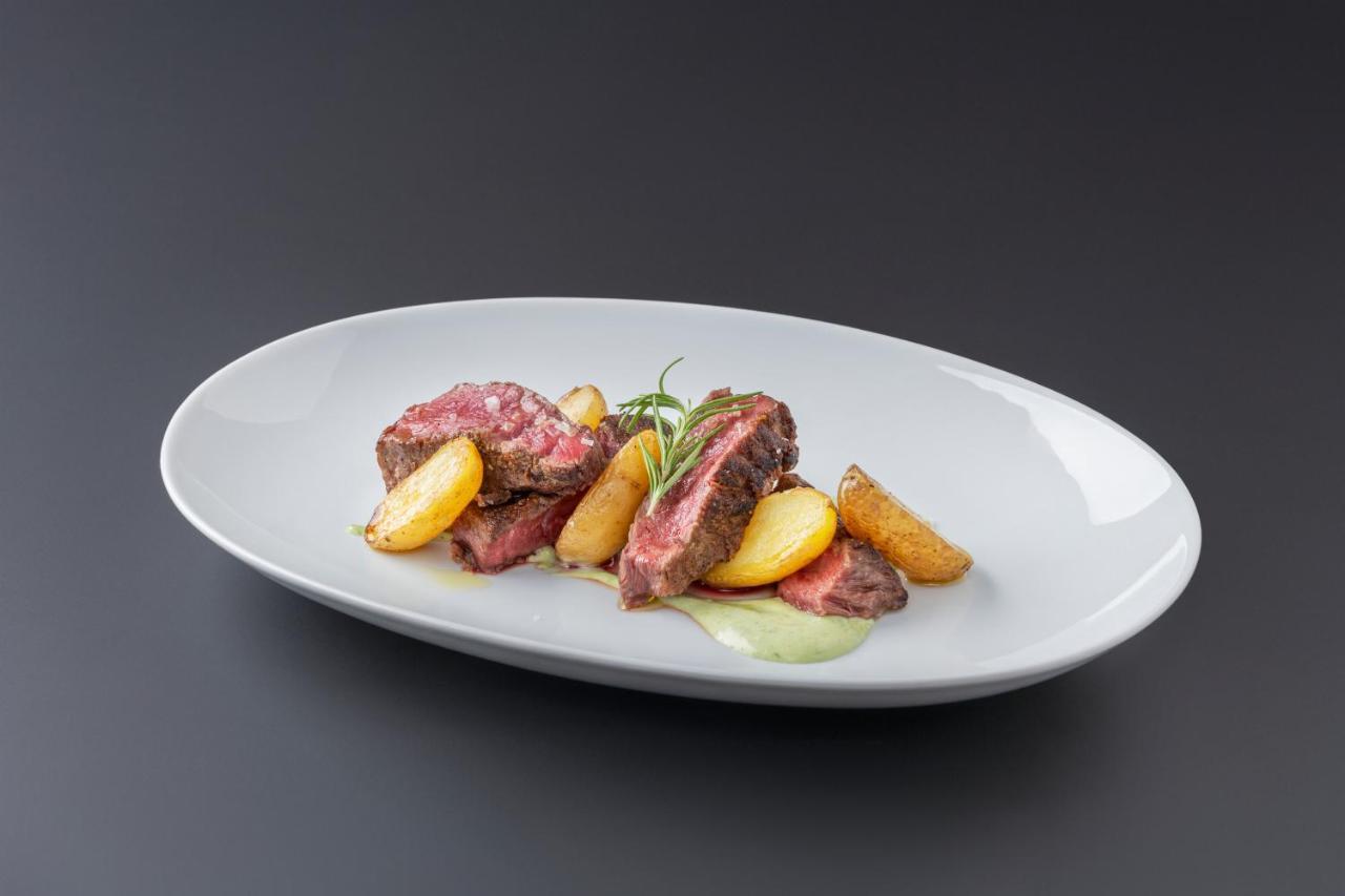 Eurostars Portico Alicante Bagian luar foto A steak with potatoes